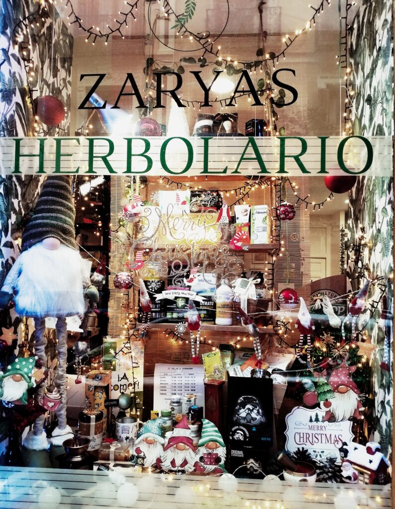 Escaparate de herbolario en calle Manuela Malasaña Madrid centro decorado en diciembre con productos naturales
