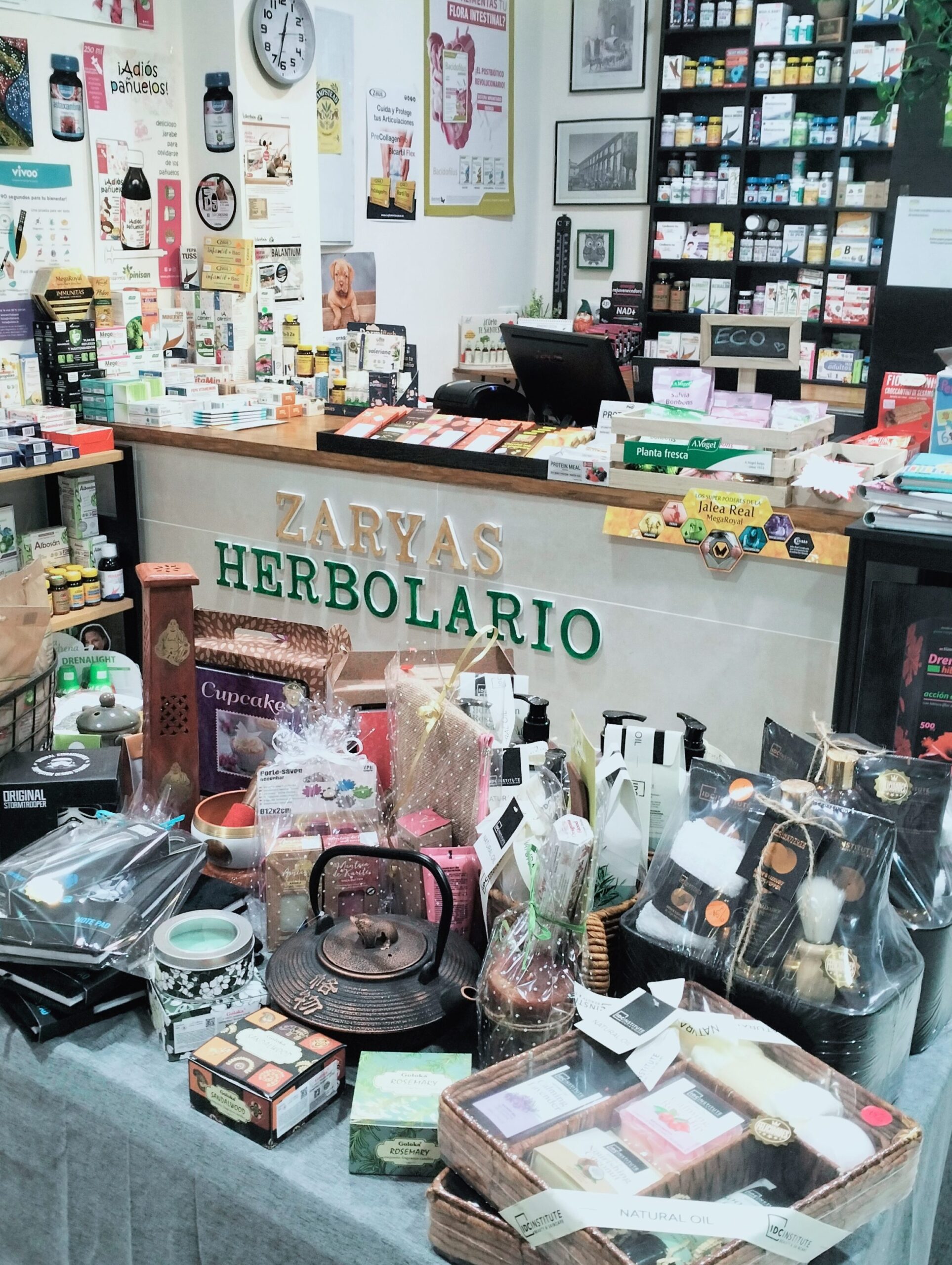 Conócenos Interior con productos naturales en herbolario de Madrid Centro Zaryaʼs Zaryas Herbolario Manuela Malasaña 29
